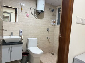 Shower, hair dryer, bidet, towels - Cozy 1-bedroom studio in fantastic Jaipur with AC and fitness room (Jaipur)