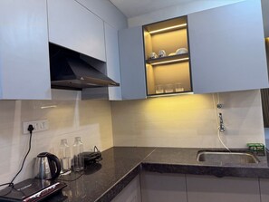 Private kitchen - Cozy 1-bedroom studio in fantastic Jaipur with AC and fitness room (Jaipur)