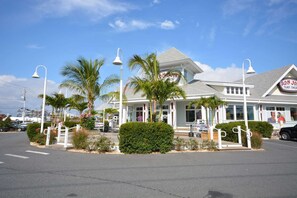 Exterior - Cute, spacious 1-bedroom oceanfront condo with free WiFi, an outdoor pool, and an expansive balcony located midtown! (Ocean City)