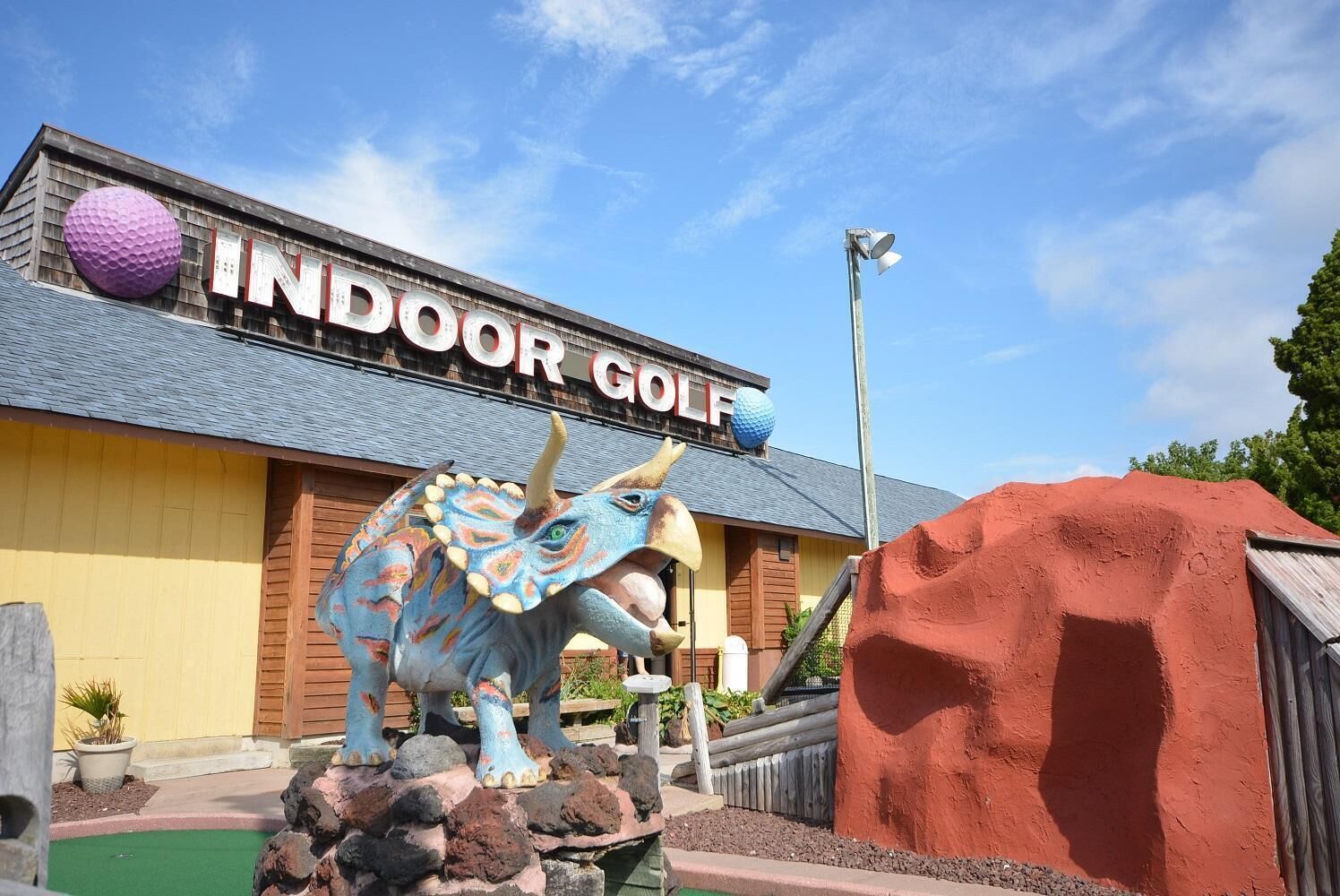 Ein Gebäude mit einem Schild, auf dem 'INDOOR GOLF' steht.