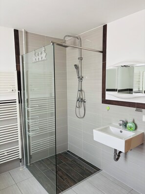 Secadora de cabello, toallas, jabón, papel de baño 