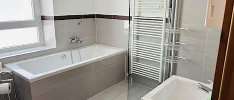 Een haardroger, handdoeken, zeep, toiletpapier