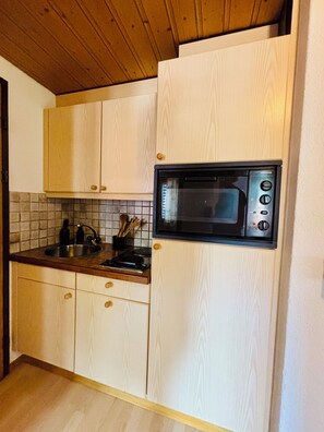 Frigorifero, microonde, forno, piano cottura