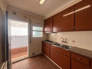 Fridge, microwave, stovetop, coffee/tea maker - Family home, pets allowed - 6 guests (Calonge)