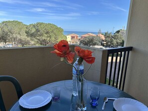 Outdoor dining - Apartment with balcony sea view - 4 guests (Fleury-Saint-Pierre-la-Mer)
