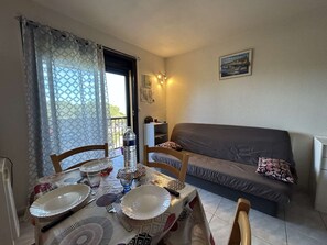 Dining - Apartment with balcony sea view - 4 guests (Fleury-Saint-Pierre-la-Mer)