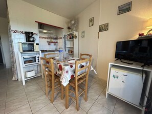 Fridge, microwave, stovetop, coffee/tea maker - Apartment with balcony sea view - 4 guests (Fleury-Saint-Pierre-la-Mer)