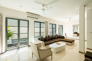 Interior - Elegant 3-bedroom Seminyak villa with king-size beds, swimming pool, 200 m from beaches. (Bali)