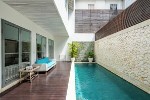 Pool - Elegant 3-bedroom Seminyak villa with king-size beds, swimming pool, 200 m from beaches. (Bali)
