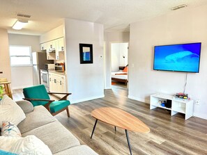 Smart TV - 2BR Tampa Bay Apartment Near Beaches, Bucs Stadium, Downtown St pete & Airport (Pinellas Park)