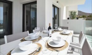 Outdoor dining - Absolute Luxury: Sea View Apartment with Pool (Benalmádena)