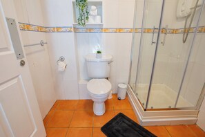 Bathroom - Central Limerick Stay | Spacious 4-Bedroom Apt (Limerick)