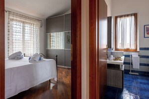 4 habitaciones, tabla de planchar con plancha y cuna de viaje 