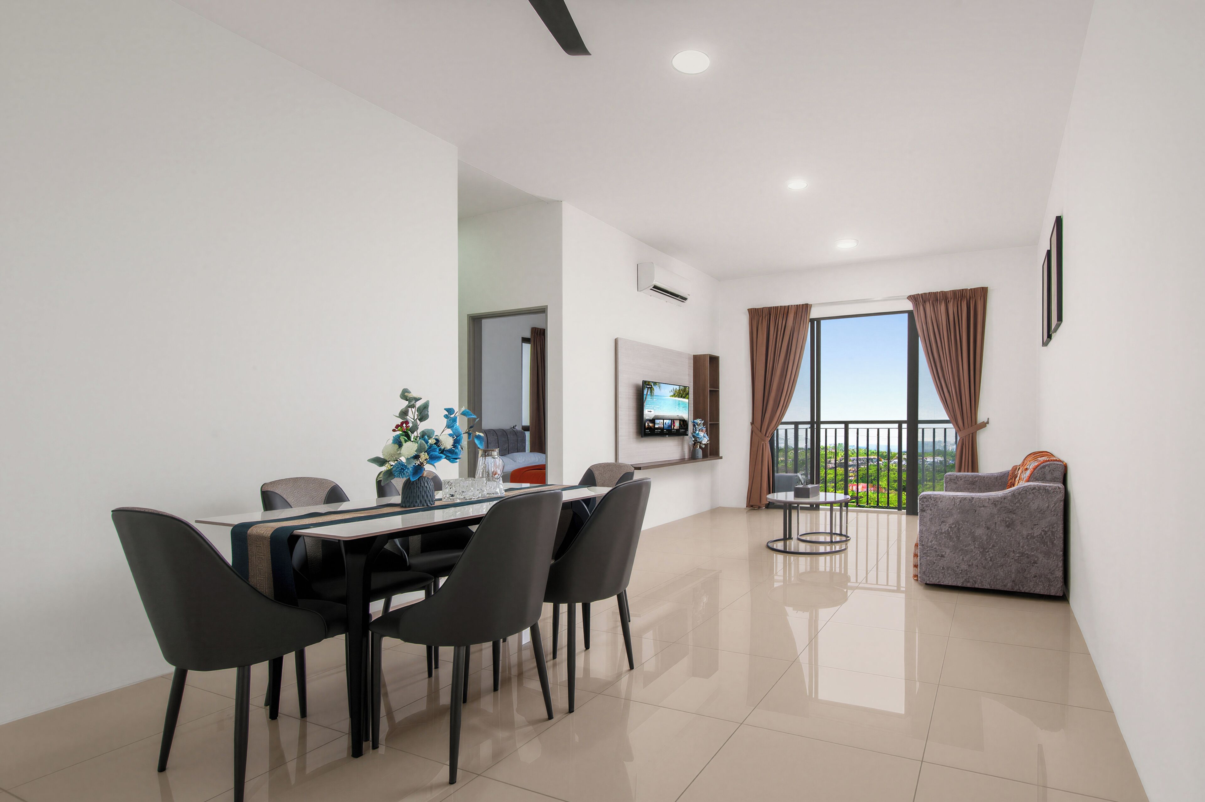 Una sala de estar moderna con comedor, un sofá y un balcón con vistas.