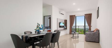 Una sala de estar moderna con comedor, un sofá y un balcón con vistas.
