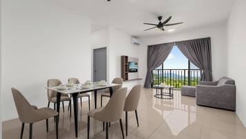 Superior-Apartment, 4 Schlafzimmer, Balkon, Stadtblick | Speisen