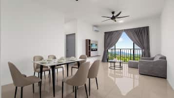 Basic-Apartment, 3 Schlafzimmer, Balkon, Stadtblick | Essbereich im Zimmer