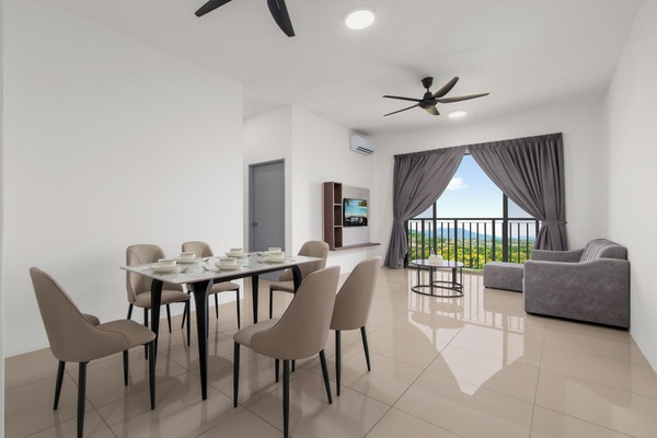 Apartamento básico, 3 quartos, sacada, vista para a cidade | Opções para refeição no quarto