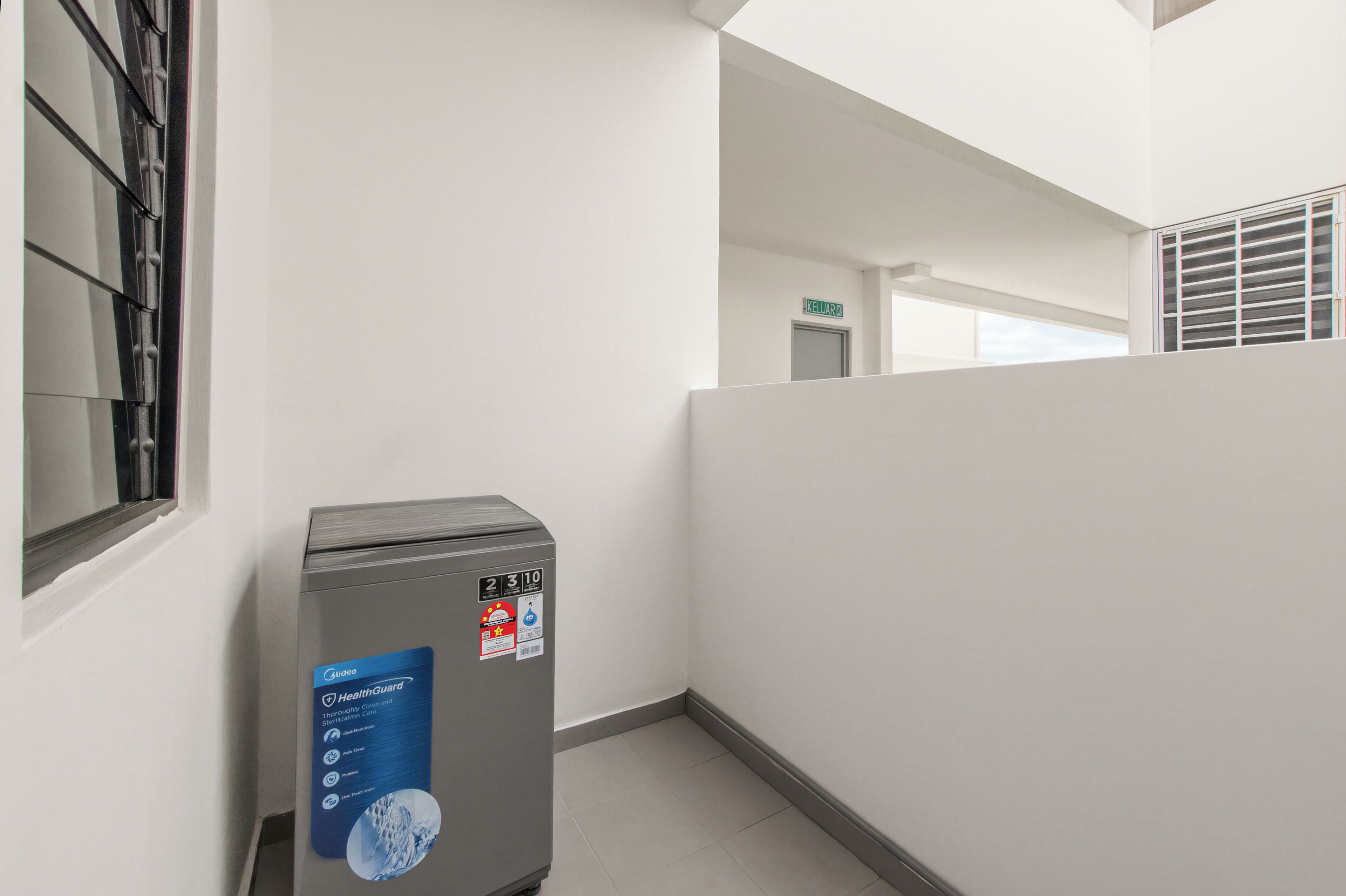 A corridor with a trash bin, a window with bars, and a door labeled 'CELULA'.