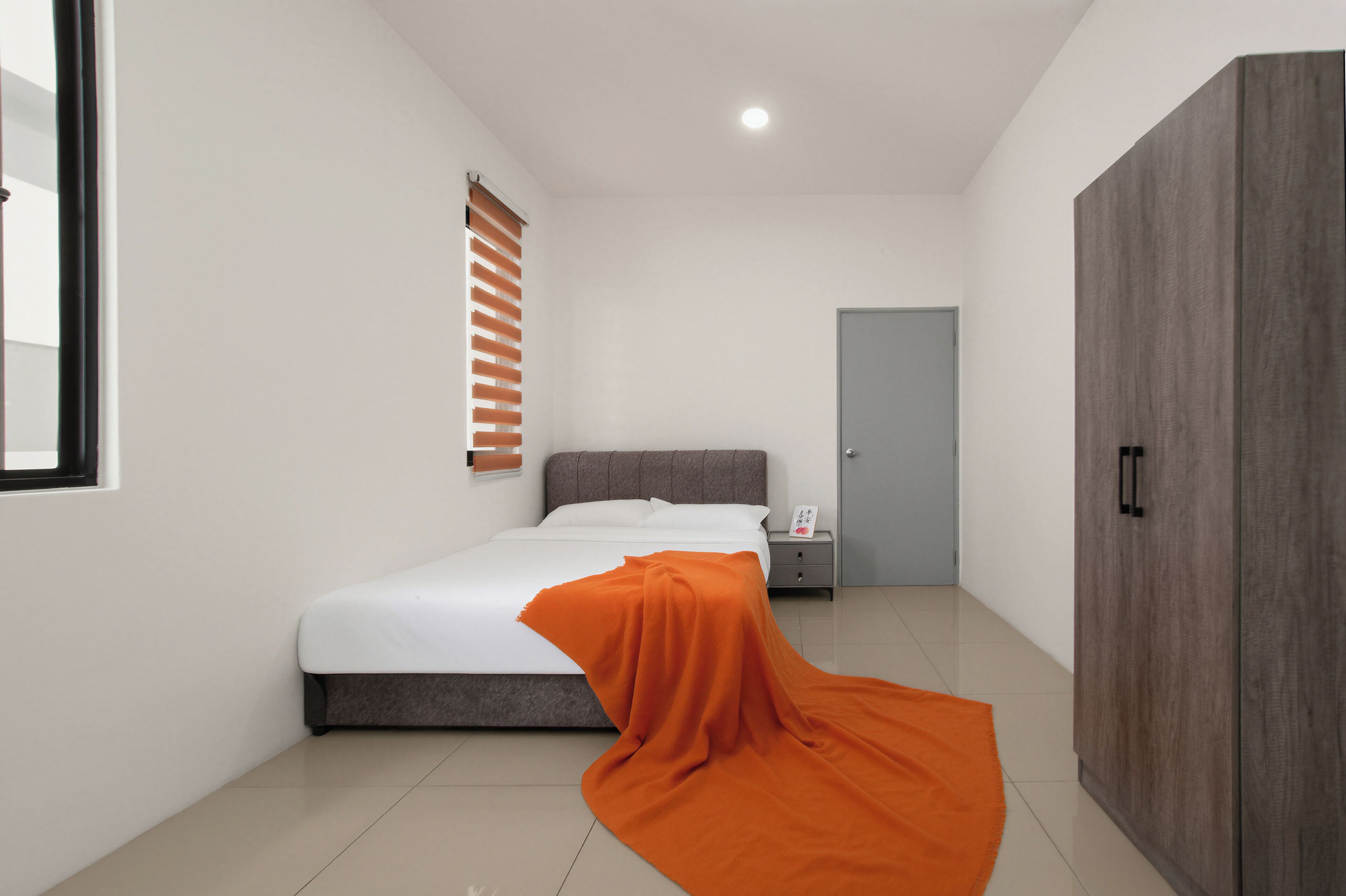 Une chambre à coucher moderne, comprenant un lit, une table de chevet, une armoire et une fenêtre avec des stores.