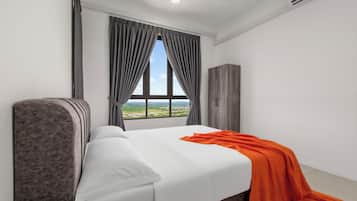 Un dormitorio moderno con un ventanal grande, una cama con ropa de cama blanca y un plaid naranja, cabecera y armario.