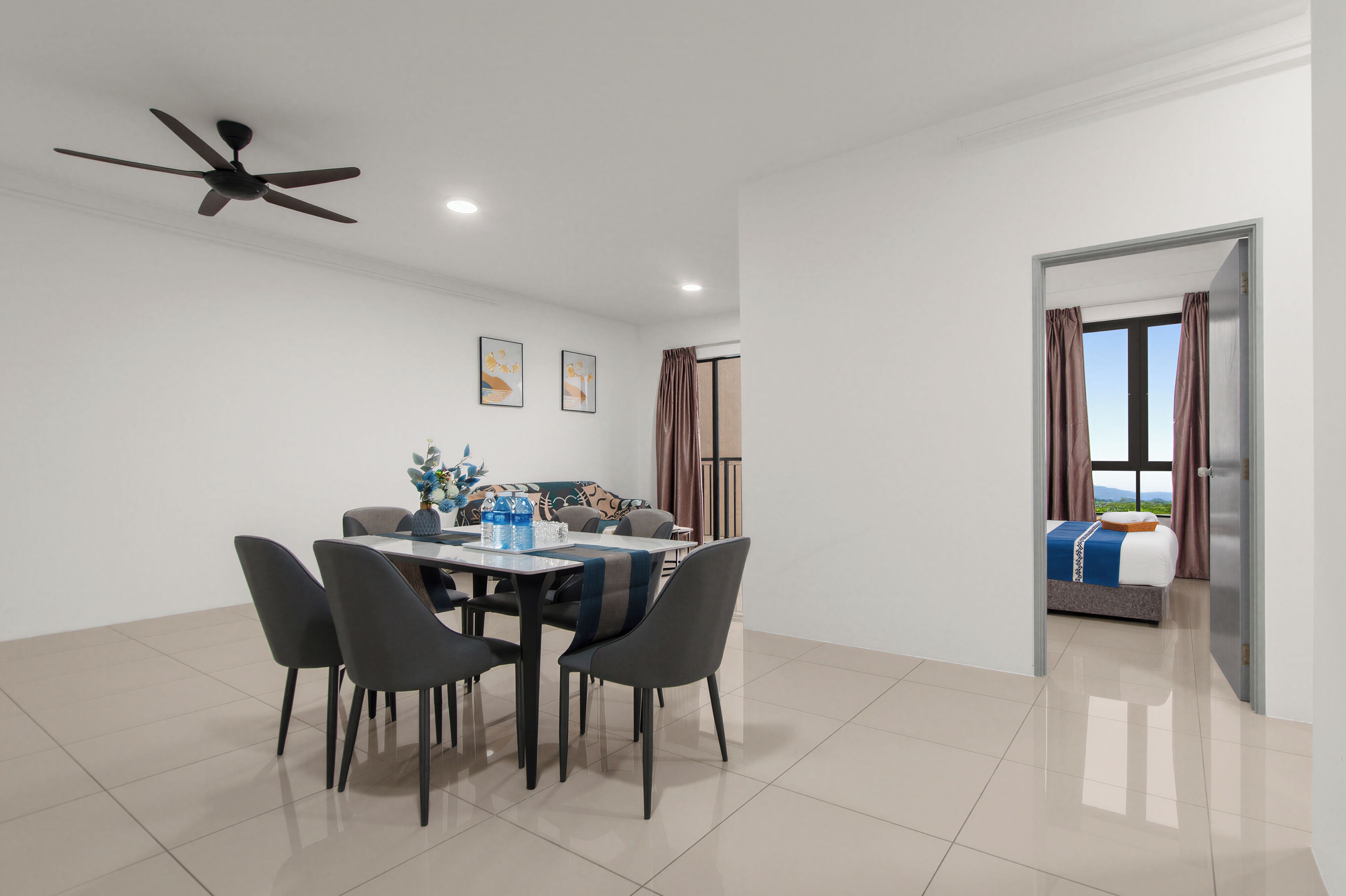 Apartamento superior, 4 quartos, sacada, vista para a cidade | Opções para refeição no quarto