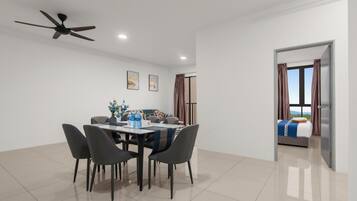 Apartamento superior, 4 quartos, sacada, vista para a cidade | Opções para refeição no quarto