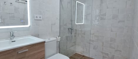 SĂšche-cheveux, serviettes fournies, savon, papier toilette