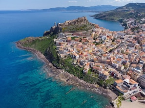 An aerial view of a coastal town with a historic fort, dense housing, and clear blue waters. - Charming Accommodation in Castelsardo (Castelsardo)