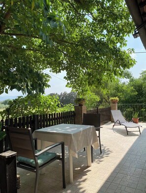 Outdoor dining - Entire cottage fully furnished, in the green heart of Umbria region (Umbria)