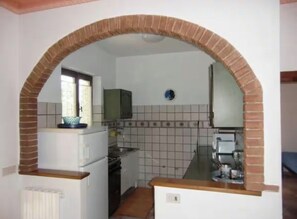 Een koelkast, een magnetron, een oven, een koffiezetapparaat/waterkoker