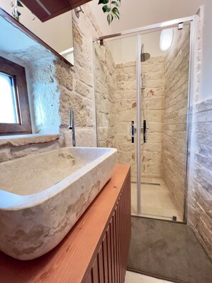 Een douche, een haardroger, een bidet, handdoeken