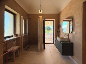 Een douche, een haardroger, een bidet, handdoeken
