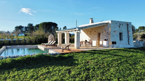 Casina d'Autore: Historic Charm, Salt Pool with Baby Pool in Itria Valley.