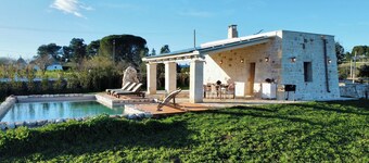 Casina d'Autore: Historic Charm, Salt Pool with Baby Pool in Itria Valley.