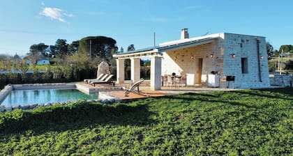 Casina d'Autore: Historic Charm, Salt Pool with Baby Pool in Itria Valley.