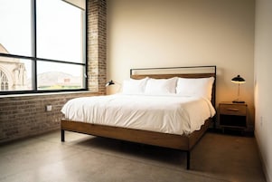 Deluxe Apartment | Desk, laptop workspace, iron/ironing board, free WiFi
