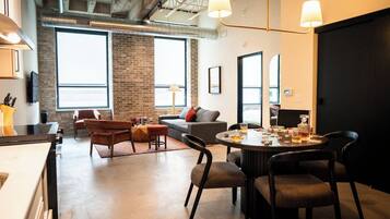 Deluxe-Apartment, 3 Schlafzimmer, Nichtraucher | Essbereich im Zimmer