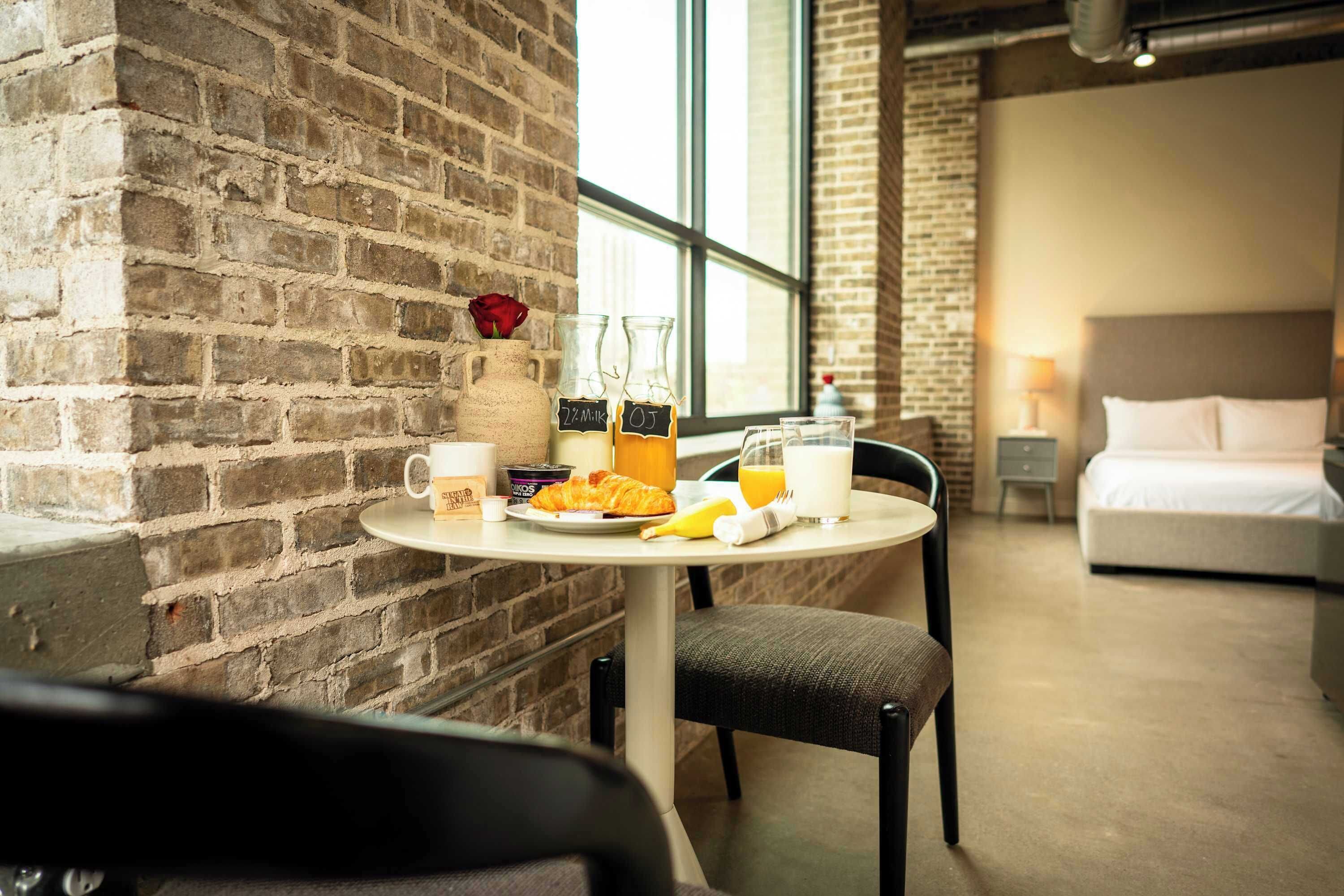 Economy Studio, 1 Queen Bed, Non Smoking | In-room dining