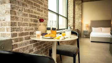 Economy Studio, 1 Queen Bed, Non Smoking | In-room dining