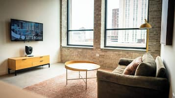 Deluxe-Studio, 1 Queen-Bett, Nichtraucher | Wohnbereich | 42-Zoll-Smart-TV mit Digitalempfang, Netflix, Hulu