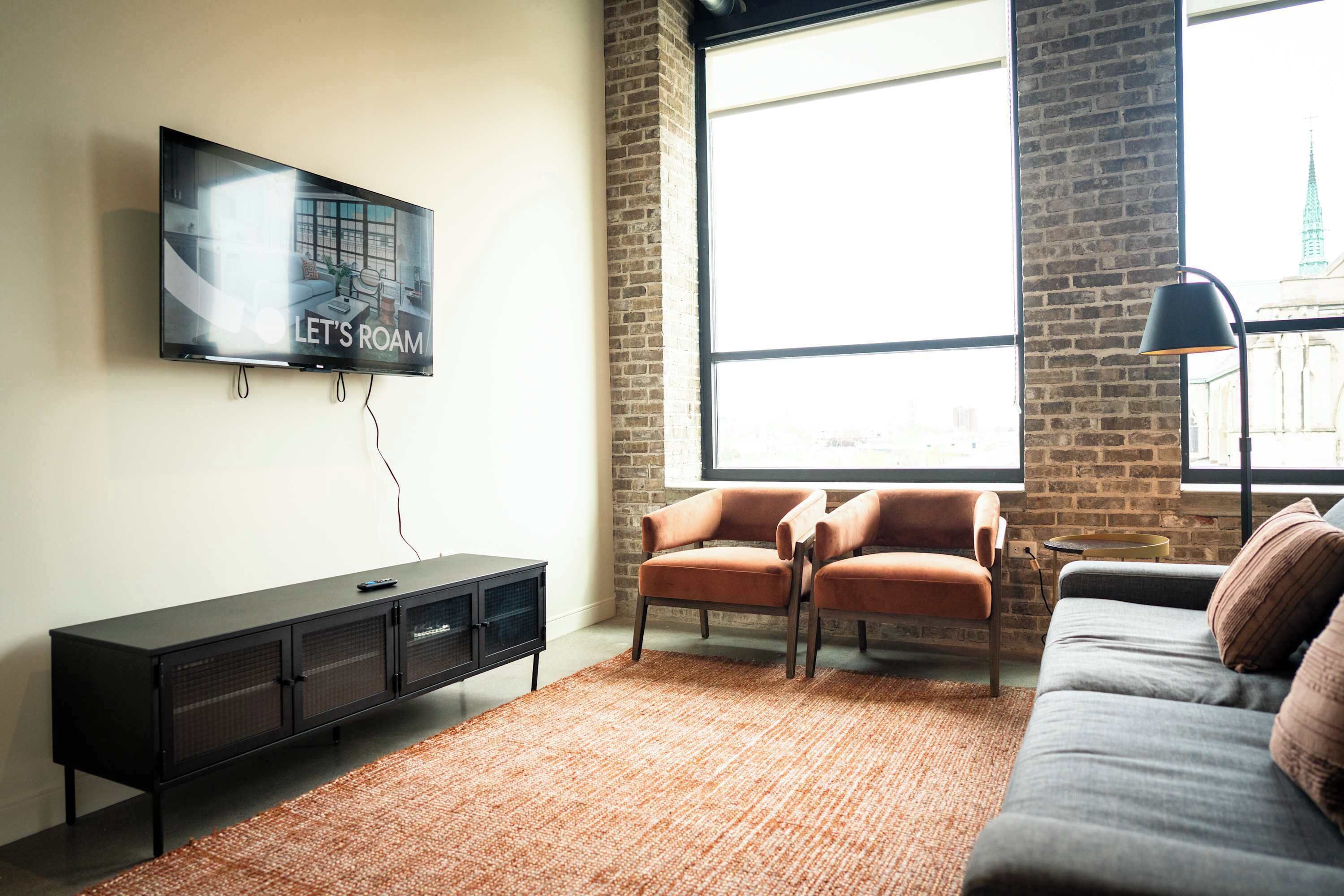 Apartamento Deluxe, 2 habitaciones, no fumadores | Zona de estar | Smart TV de 42 pulgadas con canales digitales, además de Netflix, Hulu