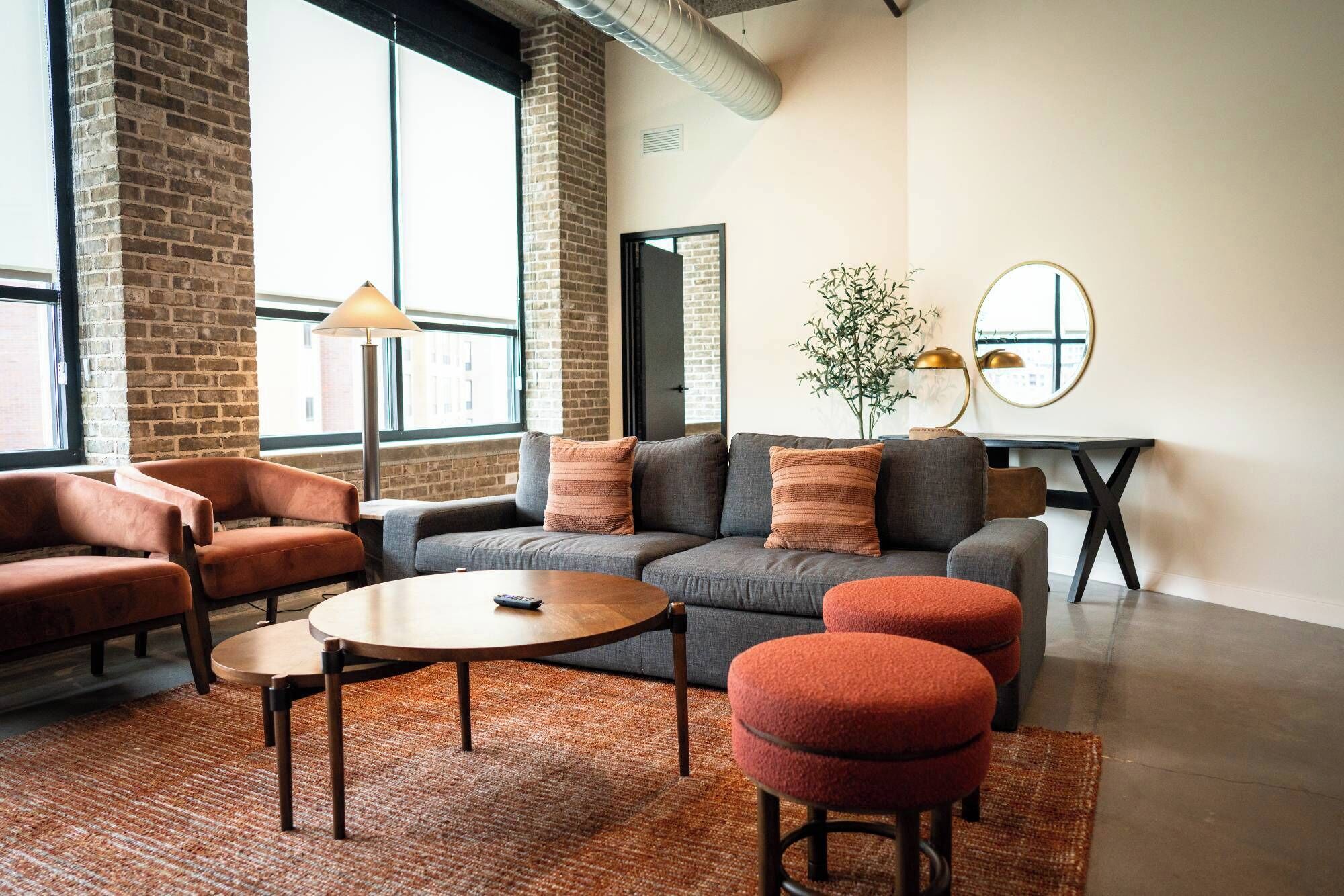 Apartamento Deluxe, 3 habitaciones, no fumadores | Zona de estar | Smart TV de 42 pulgadas con canales digitales, además de Netflix, Hulu