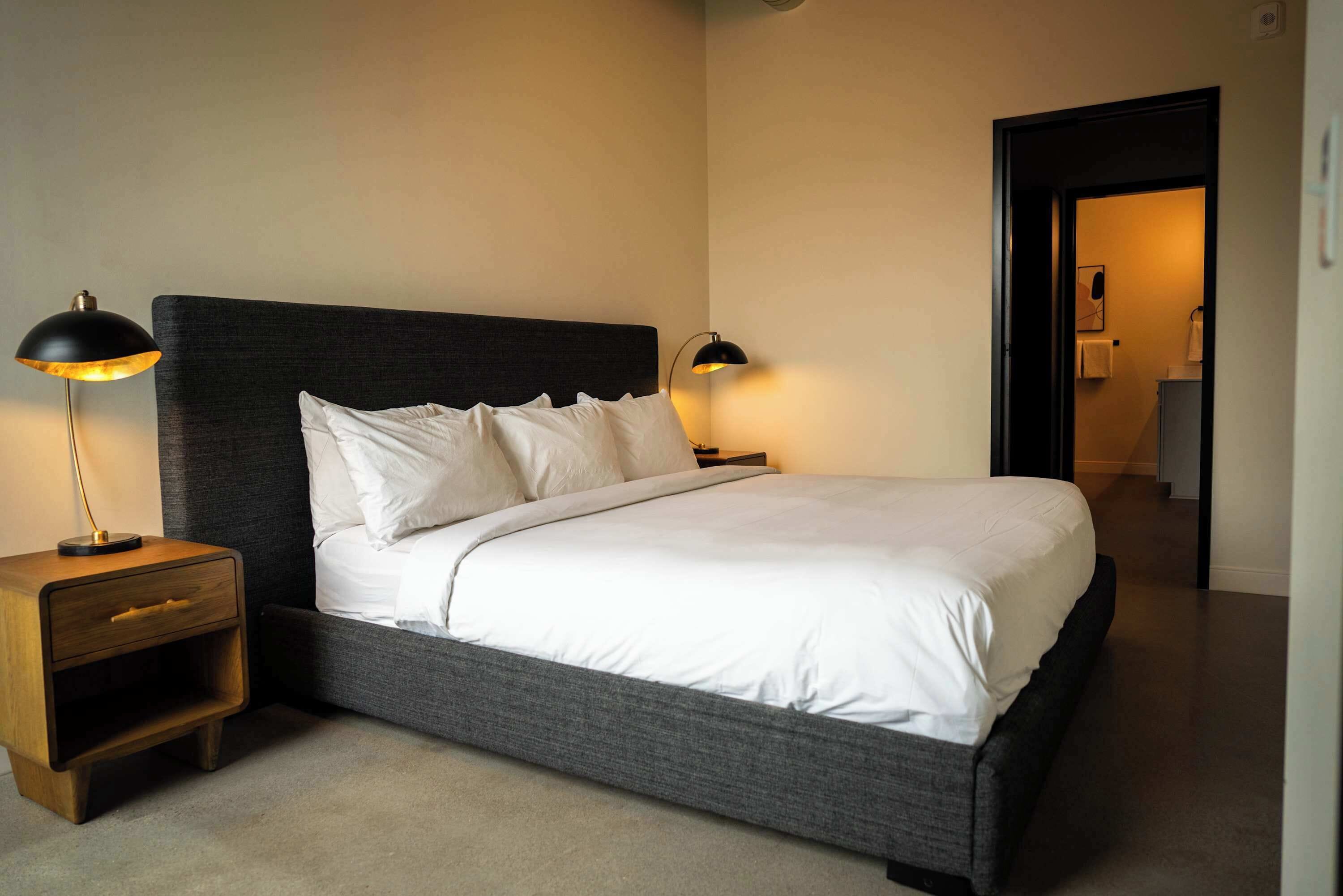Apartamento Deluxe, 2 habitaciones, no fumadores | Escritorio y espacio para trabajar con un portátil