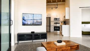 Apartamento luxo, 2 quartos, para não fumantes | Área de estar | Smart TV 42 polegadas com canais digitais, Netflix, Hulu