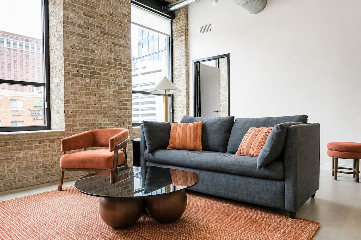 Deluxe appartement, 2 slaapkamers, 2 badkamers | Woonruimte | Een 42-inch smart-tv met digitale zenders, Netflix en Hulu