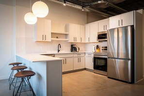Deluxe Apartment, 1 King Bed, Non Smoking | Private kitchen | Fridge, microwave, oven, stovetop - Roami at Century Plaza (Minneapolis)