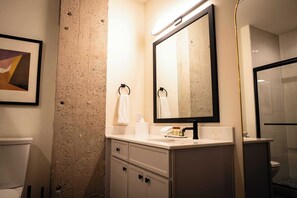 Deluxe Apartment, 2 Bedrooms, Non Smoking | Bathroom