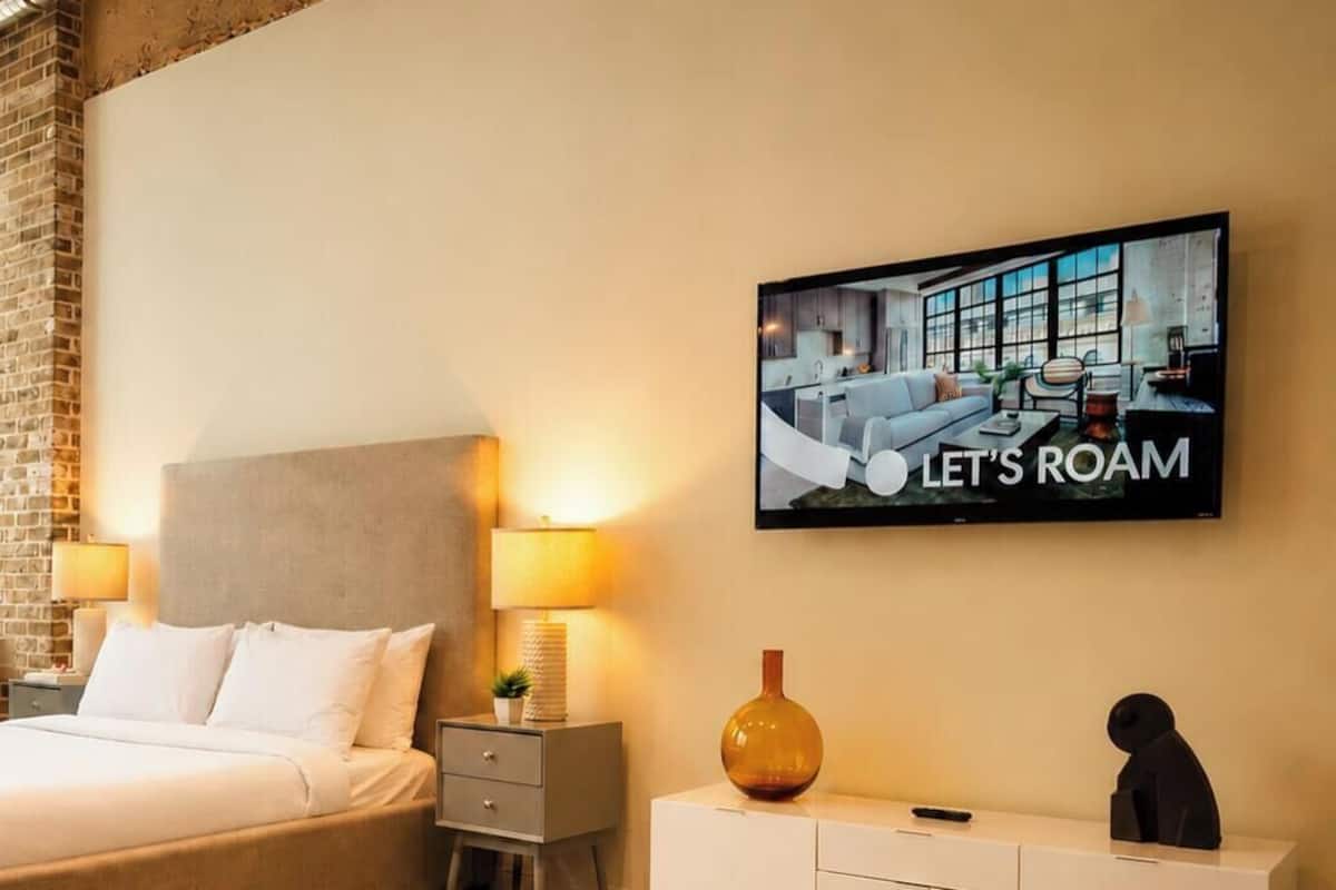 Estudio económico, 1 cama Queen size, para no fumadores | Área de sala de estar | Smart TV de 42 pulgadas con canales digitales, Netflix y Hulu