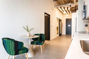 Apartamento luxo, 2 quartos | Sala de jantar